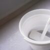新聞紙と重曹で汚れもしっかり落ちる！ベランダ掃除の手順とコツ