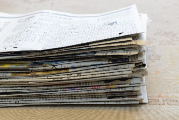 ベランダ掃除の必須アイテムは新聞紙？