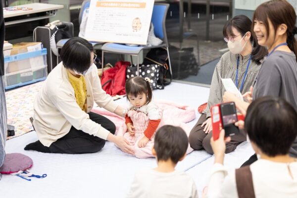 ラストはもちろん子どもたち熱狂の「菓子まき」