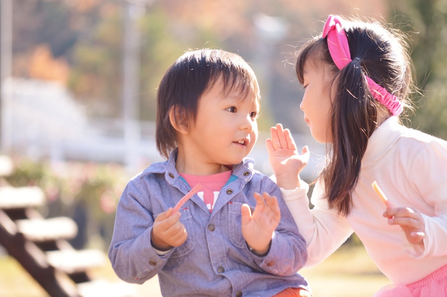 子供が夫婦の会話を外で話してしまう！口が軽い子の心理や対処法とは？