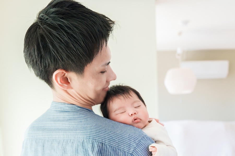 パパだと寝る!?今どきパパの「寝かしつけ」の実情と究極の最終奥義とは