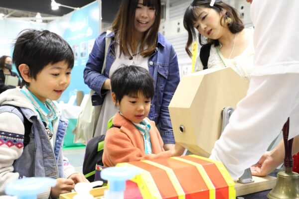 子どもたちの笑顔が景品で満開！