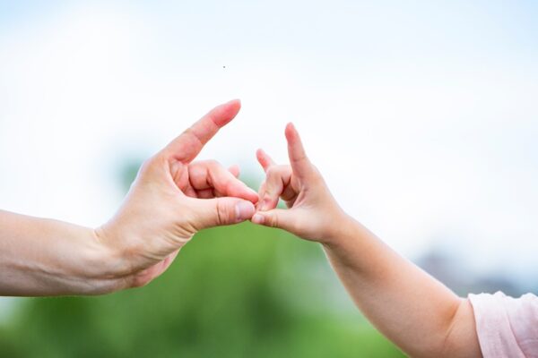 手遊びが苦手なパパ!子どもと一緒に遊びたいけどどうしたらいい?