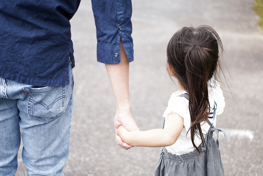 ひとり親の不安と将来の心配をどう乗り越える？子育てが前向きになるアドラーの答え