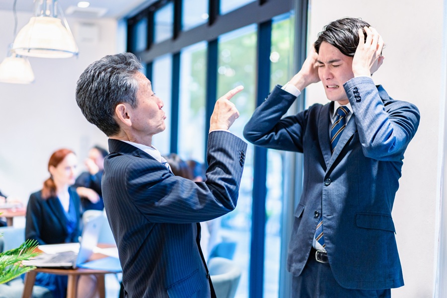 職場での学歴マウントがつらい…相手に振り回されないアドラー式対処法とは