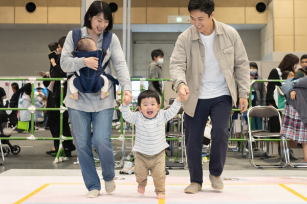 親子で参加できる！三人六脚手つなぎレース