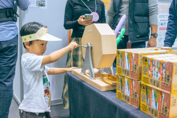 パパしるべブースの抽選会賞品をチェック