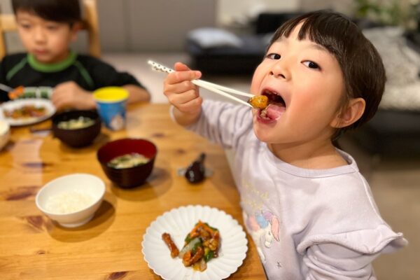 【原因】子どもが「遊び食べ」をする本当の“目的”とは？