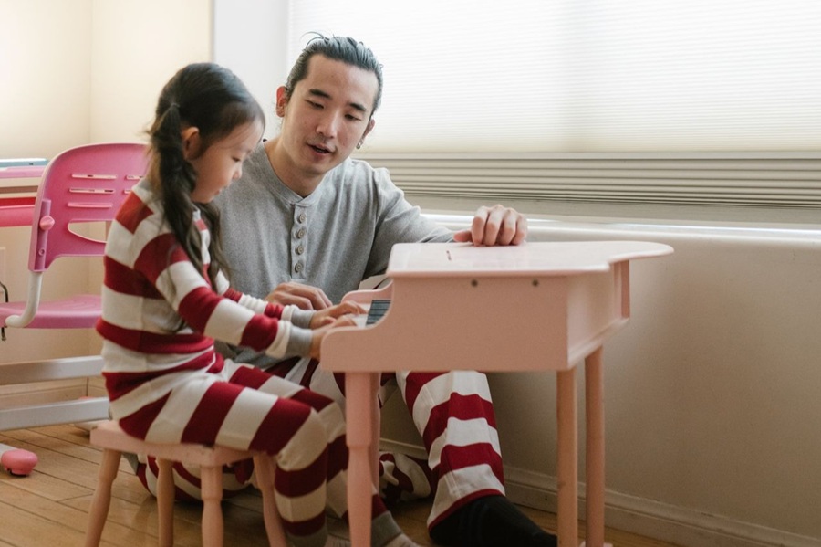 子供を褒めない子育てが正解？褒めすぎで起きる4つの副作用【アドラー式】